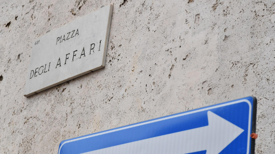 Borsa: Milano chiude quasi invariata, +0,1%