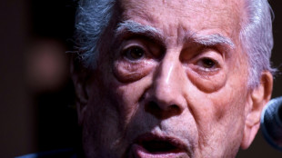 Mario Vargas Llosa recibe su espada de acad&eacute;mico franc&eacute;s