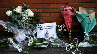Essonne: tristesse et effroi devant l'&eacute;tablissement de la coll&eacute;gienne poignard&eacute;e &agrave; mort