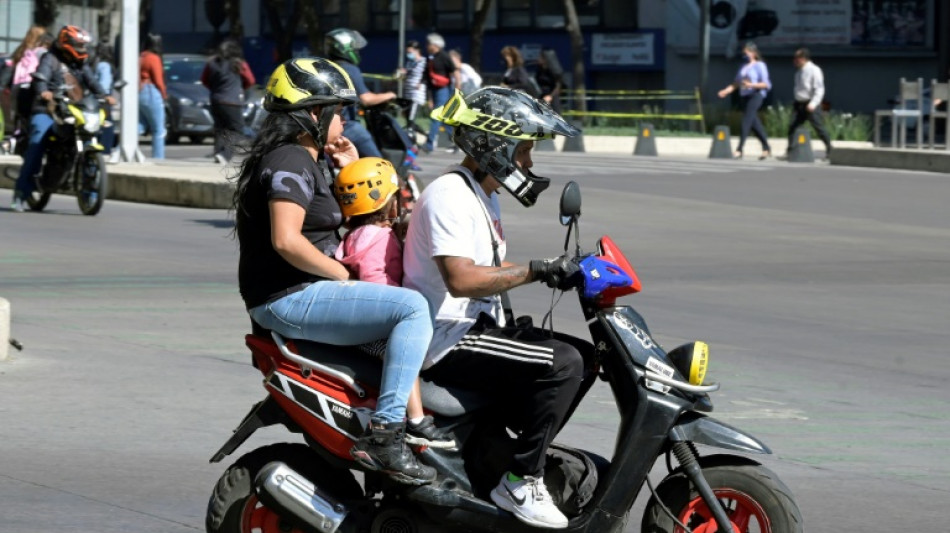 Ciudad M&eacute;xico se sube a la moto y agrava el caos vehicular