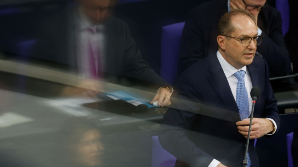 Innenminister Dobrindt k&uuml;ndigt neue Befugnisse f&uuml;r Verfassungsschutz an