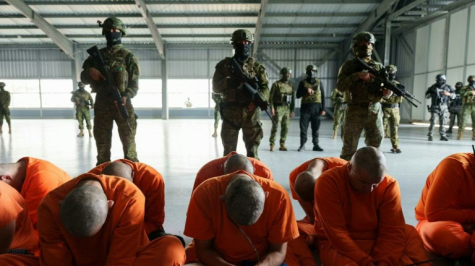 Equador faz primeiras transferências para megaprisão após massacre