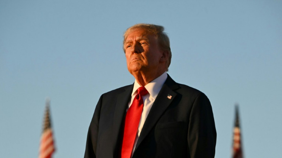 Sur son r&eacute;seau Truth Social, Trump souffle sur les braises de sa base la plus radicale