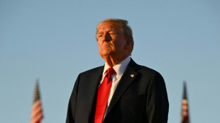 Sur son r&eacute;seau Truth Social, Trump souffle sur les braises de sa base la plus radicale