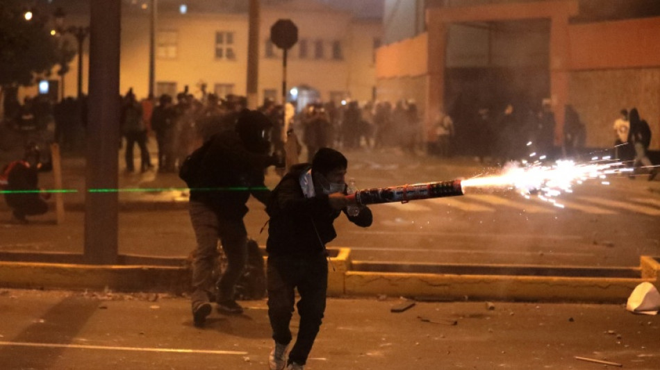 Masiva protesta deja 75 heridos en Perú tras instalarse nuevo gobierno