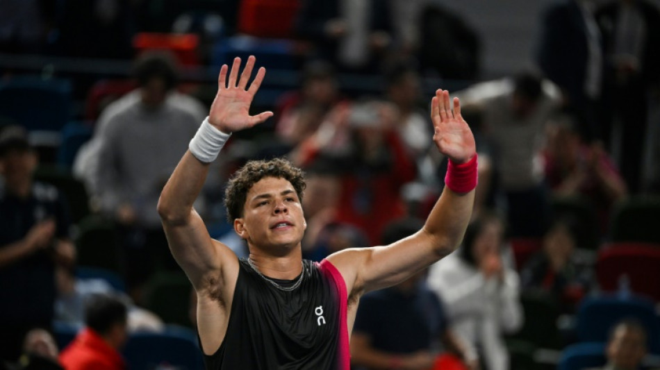 'Surprised' Shelton fights back to reach Shanghai last eight