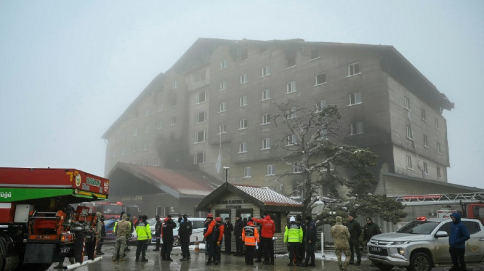 Une s&eacute;rie de n&eacute;gligences point&eacute;es du doigt en Turquie apr&egrave;s l'incendie d'un h&ocirc;tel d'altitude