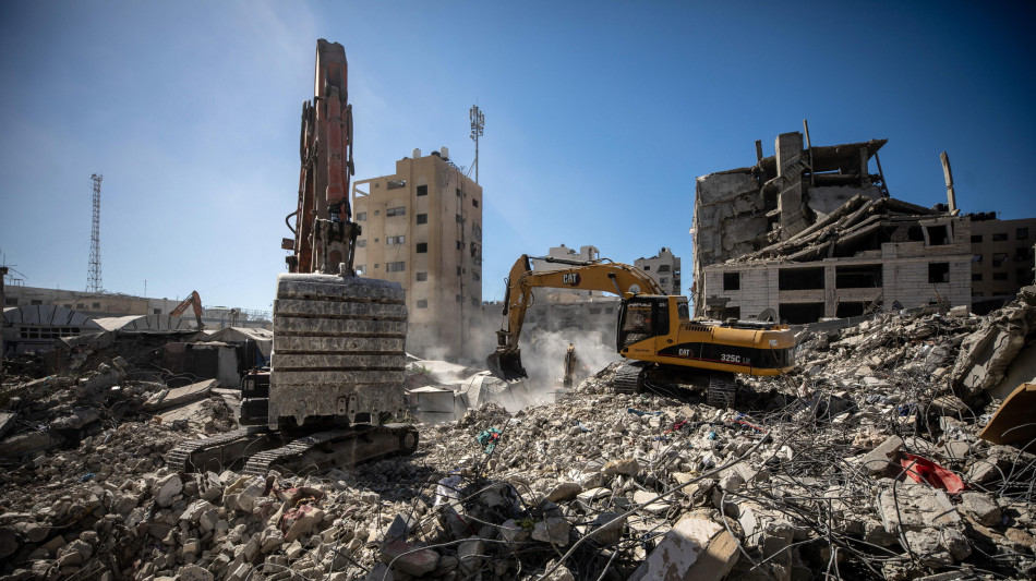 Sale a 21 morti, fra cui 12 bambini, il bilancio dell'edificio crollato a Gaza