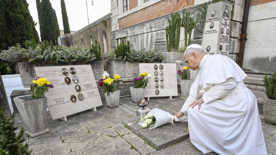 Il Papa al cimitero del Verano il 2 novembre
