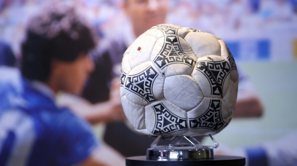 El bal&oacute;n tocado por "la mano de Dios" de Maradona, vendido por 2 millones de libras en Londres
