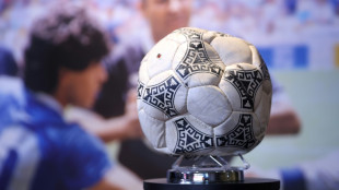 El bal&oacute;n tocado por "la mano de Dios" de Maradona, vendido por 2 millones de libras en Londres