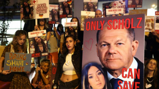 Demo f&uuml;r deutsche Hamas-Geiseln vor Botschaft in Tel Aviv