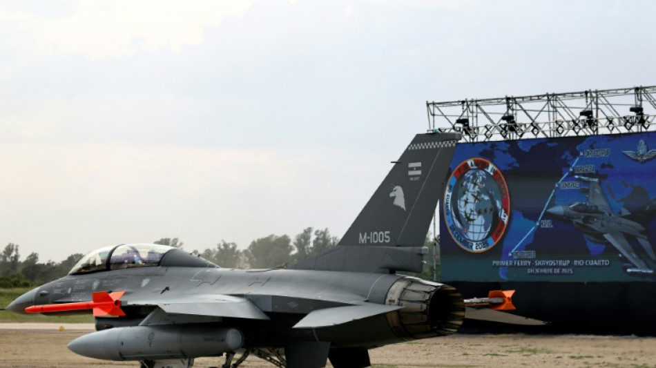 Milei presenta cazas F16 que compr&oacute; a Dinamarca como "&aacute;ngeles protectores" de Argentina