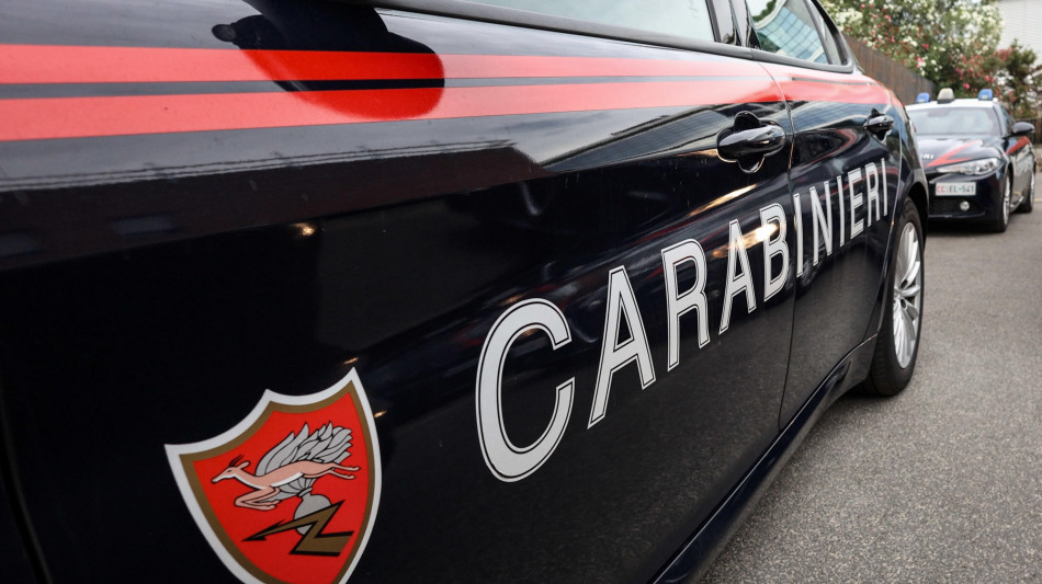 Uomo ucciso a coltellate in casa, il figlio in caserma