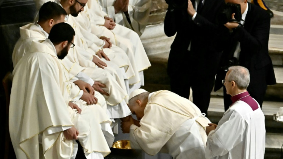 Ritual an Gr&uuml;ndonnerstag: Papst Leo XIV. w&auml;scht zw&ouml;lf Priestern die F&uuml;&szlig;e