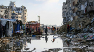 Gaza: premiers d&eacute;chargements d'aide sur la c&ocirc;te, les corps de trois otages rapatri&eacute;s