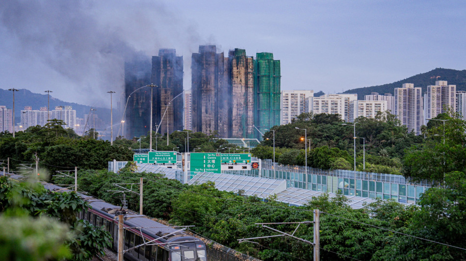 Sale a 55 il bilancio dei morti dell'incendio di Hong Kong