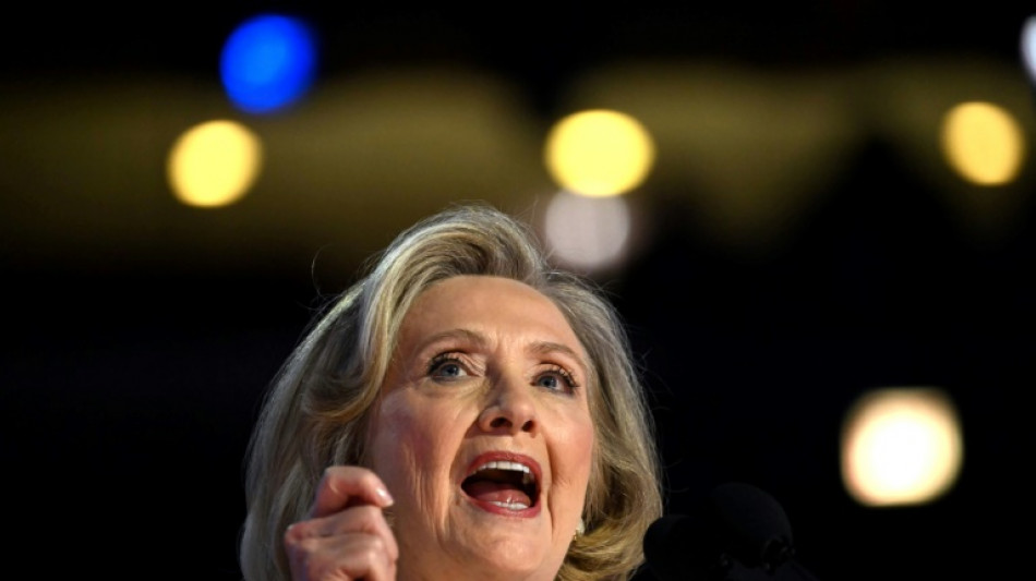 A Chicago, Hillary Clinton appelle &agrave; enfin briser le plafond de verre avec Kamala Harris