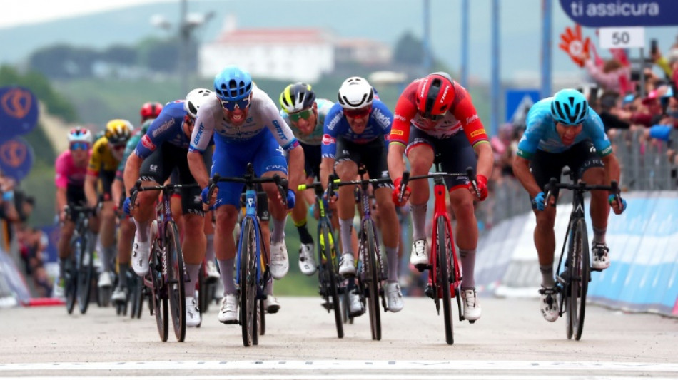 Matthews wins Giro 3rd stage, Evenepoel still in pink