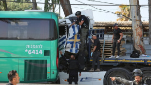 Rettungsdienst: Lkw f&auml;hrt in Israel in Bushaltestelle - Dutzende Verletzte
