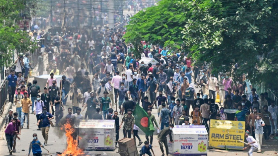 Bangladesh : 39 morts dans les violences, la TV d'&Eacute;tat en feu, l'internet coup&eacute;