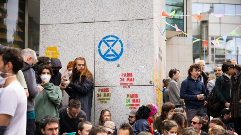 Des centaines de militants perturbent l'assembl&eacute;e g&eacute;n&eacute;rale d'Amundi