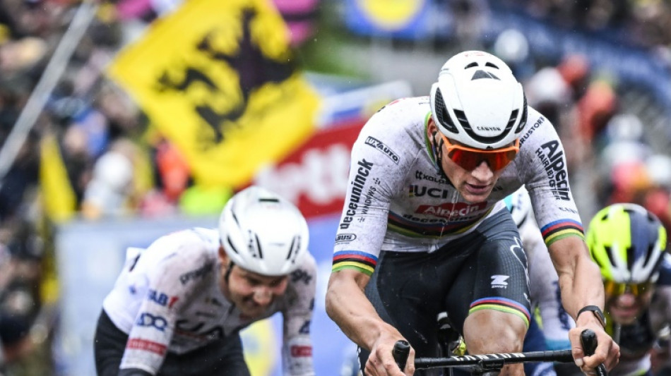 Demandan a un aficionado que lanz&oacute; cerveza a Van der Poel en el Tour de Flandes