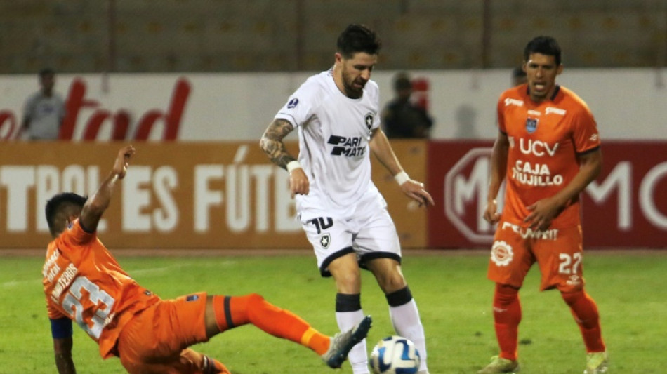 Botafogo sofre no fim mas vence C&eacute;sar Vallejo (3-2) e lidera Grupo A da Sul-Americana