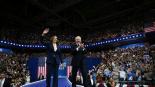 Kamala Harris et son nouveau colistier Tim Walz pr&eacute;sentent leur duo &agrave; l'Am&eacute;rique