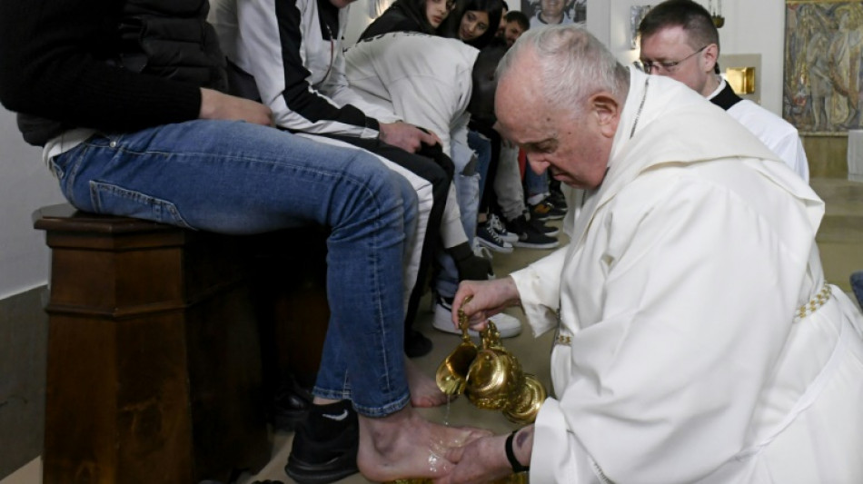 El papa lava los pies a doce j&oacute;venes detenidos en ritual de Jueves Santo