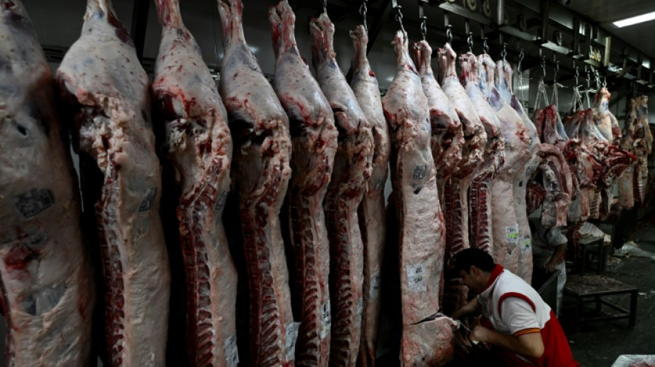Menos carne, m&aacute;s pollo: argentinos ajustan la dieta por la alta inflaci&oacute;n