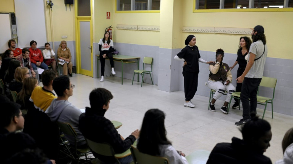 Un teatro interactivo en Espa&ntilde;a sensibiliza a los j&oacute;venes sobre la violencia machista