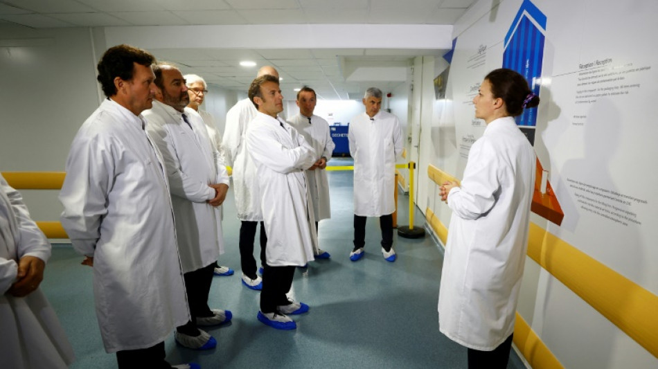 Macron pr&eacute;sente un plan pour relocaliser la production de 50 m&eacute;dicaments en France