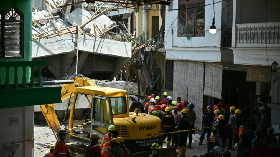 Indonésie: cinq survivants extraits des décombres d'une école effondrée