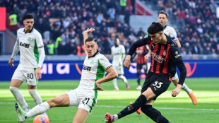 Milan segue líder com derrota do Napoli e aguarda resultado da Inter