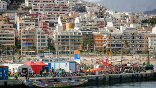 Rescatan 86 migrantes de precaria embarcaci&oacute;n cerca de Canarias