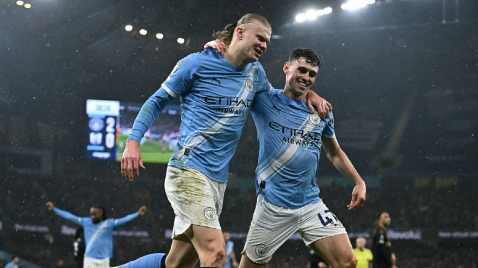 Man City close in on Arsenal with Fulham cruise