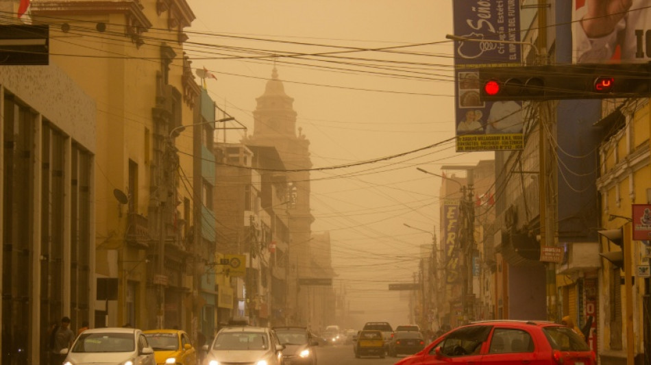 Tormenta de arena y polvo cubre regiones costeras del sur de Perú