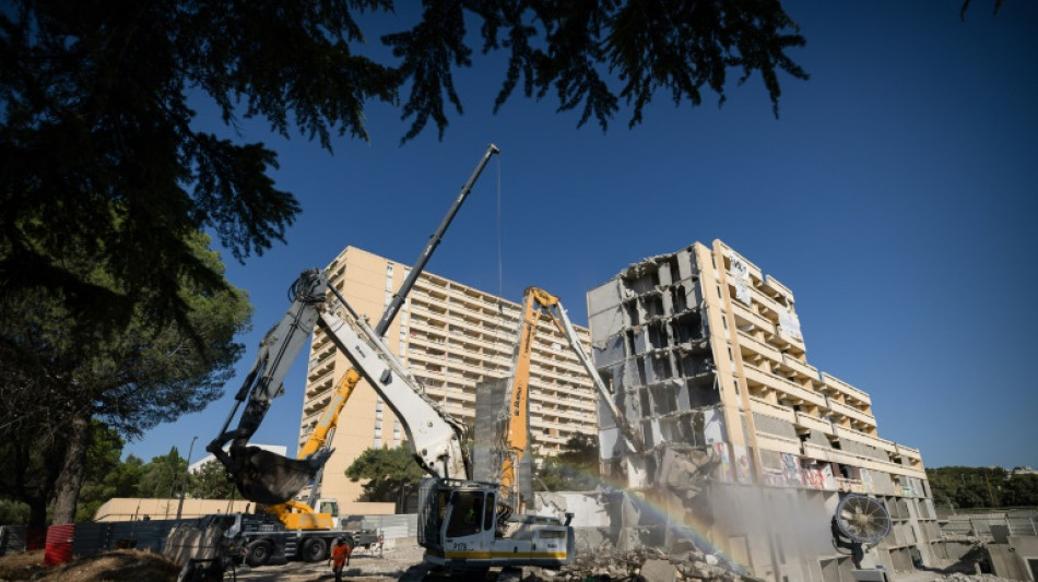 Travaux hercul&eacute;ens &agrave; N&icirc;mes dans l'un des quartiers les plus pauvres de France