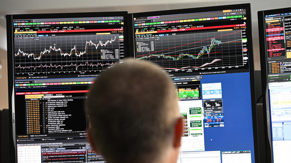 Borsa: Milano cauta a +0,12%, lente sul risiko e vendite sulle banche
