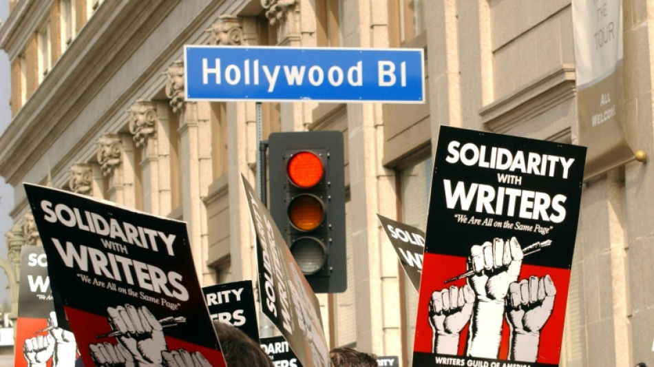 Piquetes se extienden en Hollywood donde los guionistas est&aacute;n en huelga