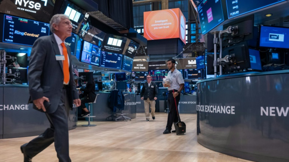 Wall Street termine en hausse, avec le repli du dollar, des taux et du p&eacute;trole