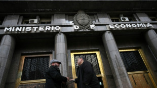 Derrumbe de acciones y subida del dólar tras el revés electoral de Milei en Argentina