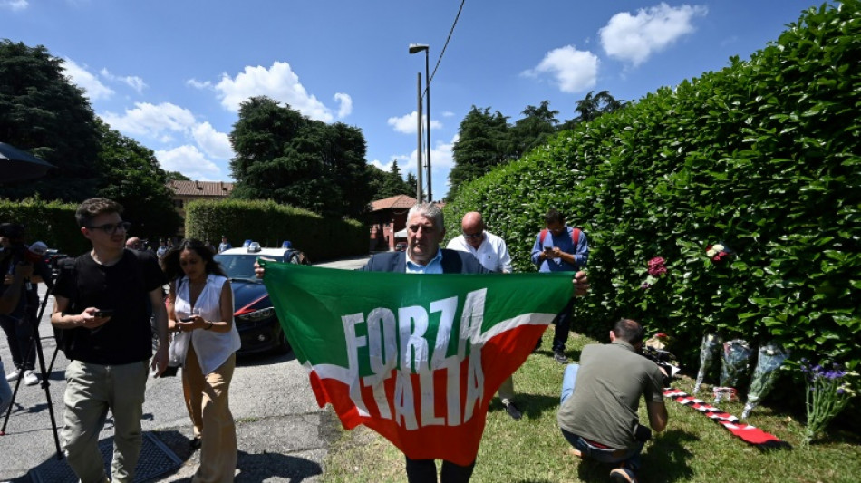 Los admiradores de Berlusconi lloran al "inmortal" congregados fuera del hospital y de su lujosa mansi&oacute;n
