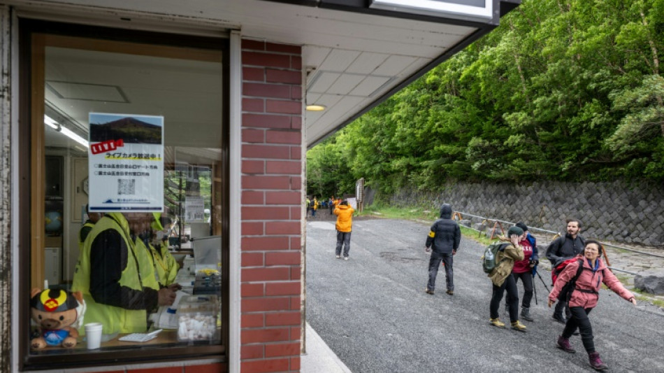 Mont Fuji: baisse de la fr&eacute;quentation, frein&eacute;e par les mesures contre le surtourisme