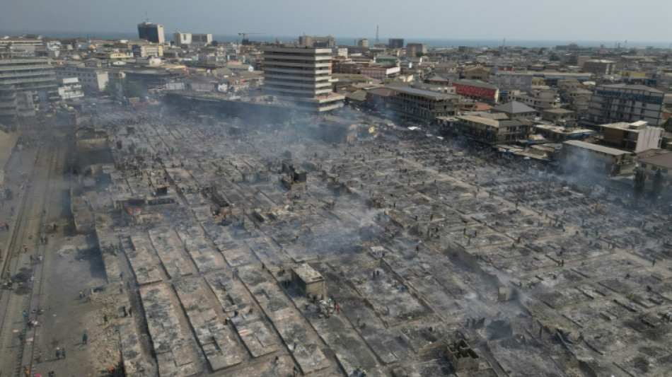 A Accra, un &eacute;norme incendie ravage le principal march&eacute; de v&ecirc;tements de seconde main du Ghana