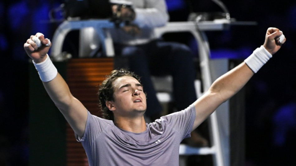 João Fonseca avança à 2ª rodada do Masters 1000 de Paris; Alcaraz cai na estreia