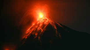 Erupci&oacute;n de volc&aacute;n de Fuego obliga al cierre de ruta y del principal aeropuerto de Guatemala