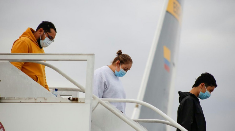 Colombianos deportados pelos EUA chegam a Bogot&aacute; ap&oacute;s crise com Trump