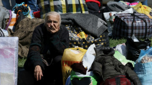 Avant l'exil, les Arm&eacute;niens du Nagorny Karabakh jettent leur pass&eacute; au feu